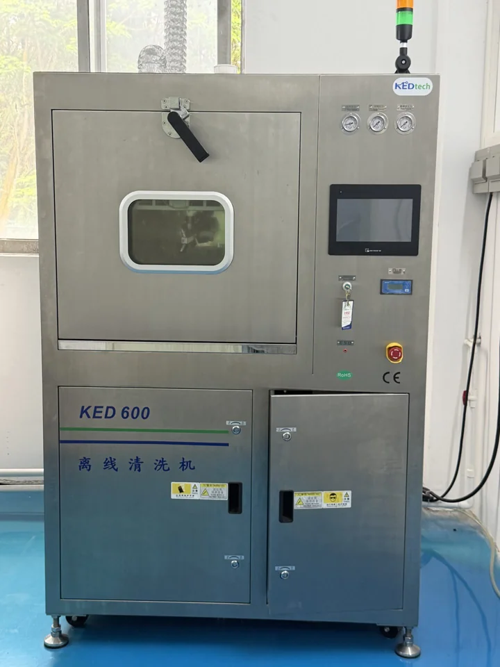 Enclosed cleaning cabinet with a window and control screen — Shenzhen PCBA factory